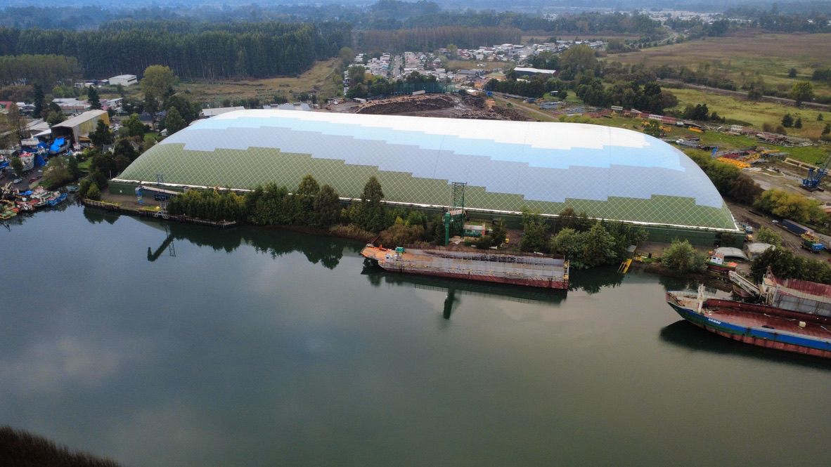 Vista aérea — bahía y muelle